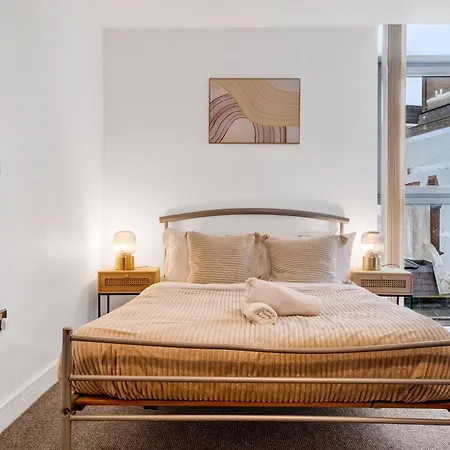 Ultra Stylish 2 Bedroom Apt Centrally Located Apartment *