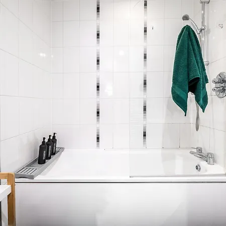 Apartment Ultra Stylish 2 Bedroom Apt Centrally Located