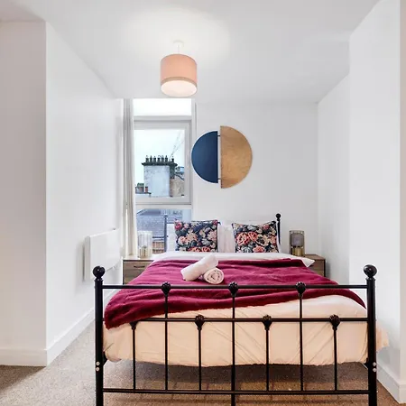 Ultra Stylish 2 Bedroom Apt Centrally Located Apartment *