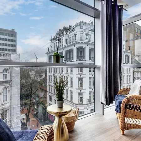 Apartment Ultra Stylish 2 Bedroom Apt Centrally Located