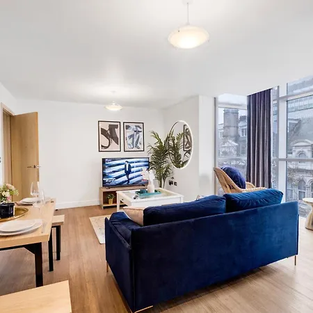 Apartment Ultra Stylish 2 Bedroom Apt Centrally Located
