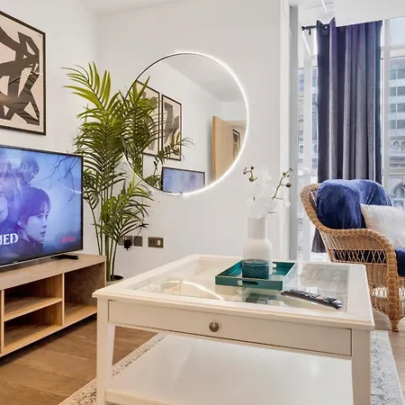 Ultra Stylish 2 Bedroom Apt Centrally Located Apartment *